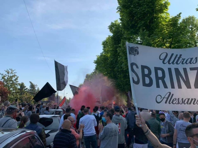 I tifosi dei grigi salutano la squadra in partenza per Como