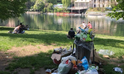 Torino, domenica lungo il Po tra picnic e spazzatura