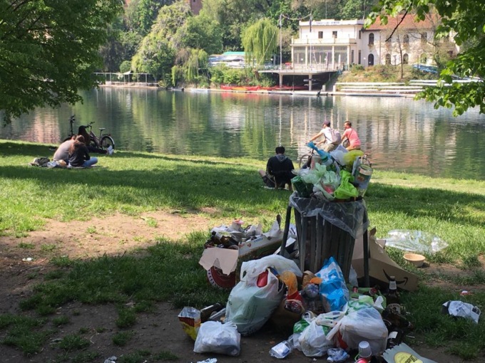 Torino, domenica lungo il Po tra picnic e spazzatura