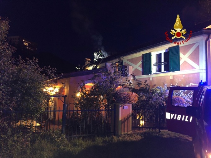 Genova, tetto a fuoco a Quarto, intervento dei Vigili del Fuoco