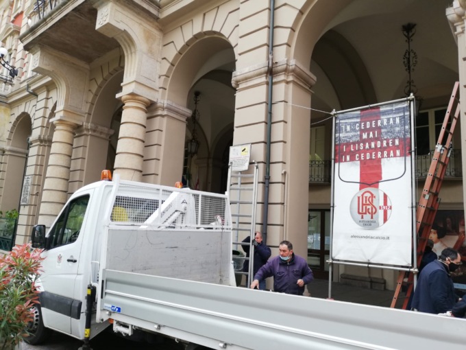 Alessandria si tinge di grigio e tifa la sua squadra sognando la serie B