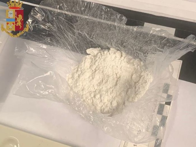 Torino, faceva passeggiare cane ma in realtà spacciava, arrestato da Polizia