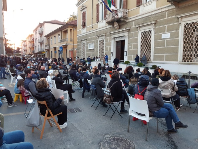 “O si apre o si muore”, la protesta silenziosa dei commercianti Ovadesi