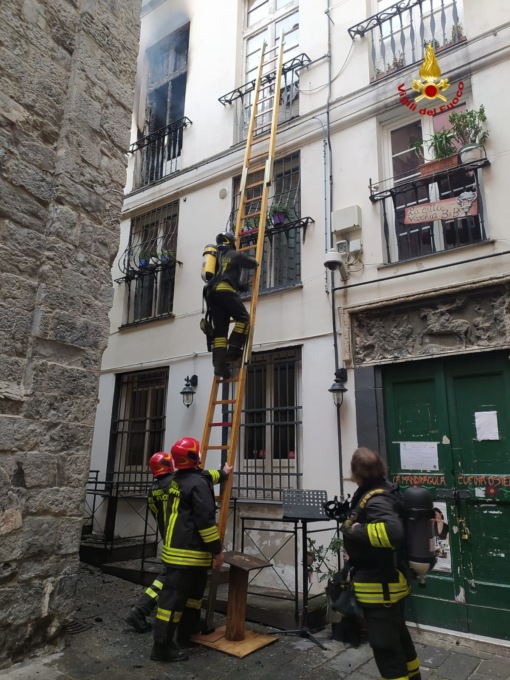 Genova, incendio in un’abitazione del centro storico: ustioni per l’anziano occupante
