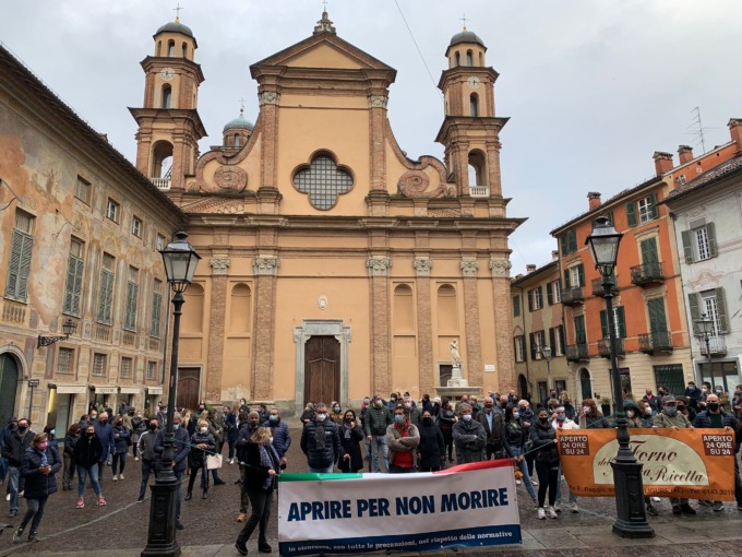 Anche il commercio novese scende in piazza
