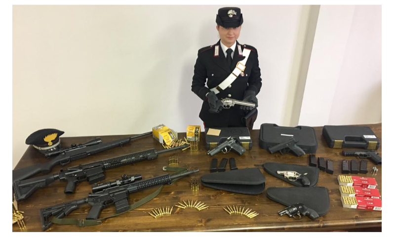 Nella sua collezione di armi ne manca una all’appello, sequestrato tutto l’armamentario