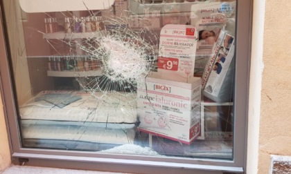 Alessandria, ennesima spaccata: colpita la  parafarmacia in via Dante