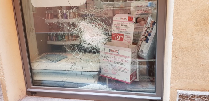 Alessandria, ennesima spaccata: colpita la  parafarmacia in via Dante