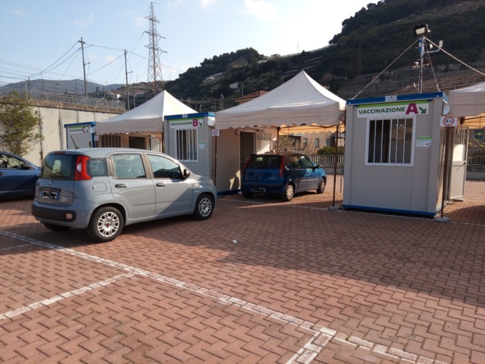 Covid, Liguria: attivo a Taggia primo centro vaccinale “drive through”