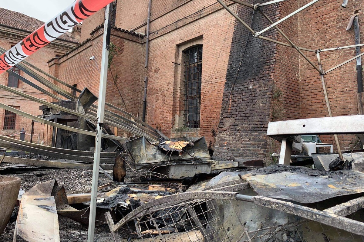 Aveva incendiato il chiosco della Cittadella di Alessandria, arrestato il piromane “di professione”