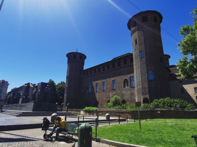 Torino: danneggiato maxischermo vaccini della Regione Piemonte, fermato responsabile