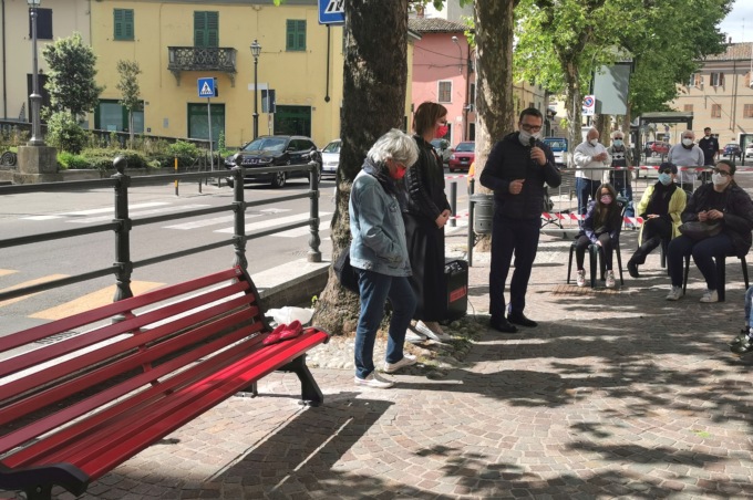 Pozzolo Formigaro: in piazza Italia una panchina rossa contro la violenza sulle donne