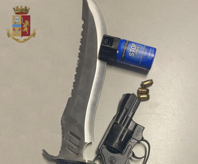 Genova: trovato in strada con una bomboletta illegale, denunciato