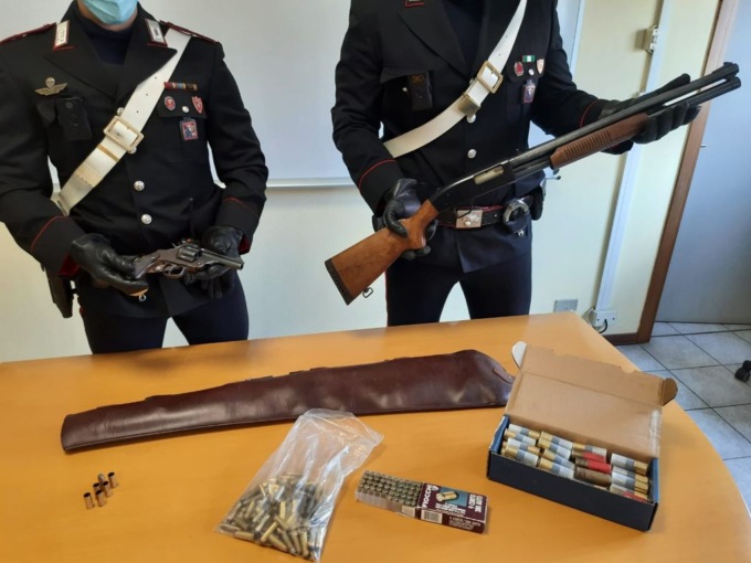 Torino: spara con una pistola dal balcone, disarmato e arrestato dai carabinieri