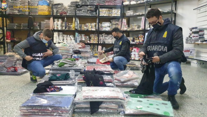 Torino: sequestrati oltre 400 mila capi di abbigliamento in falsa seta e cashmere dalla Guardia di Finanza