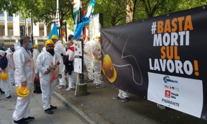 Presidio con elmetti e tute bianche: "Fermiamo la strage nei luoghi di lavoro"