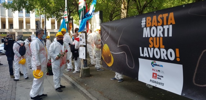 Presidio con elmetti e tute bianche: “Fermiamo la strage nei luoghi di lavoro”