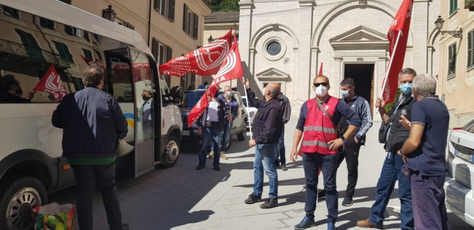 Lavoratori del Cit in protesta di fronte al Comune di Serravalle Scrivia