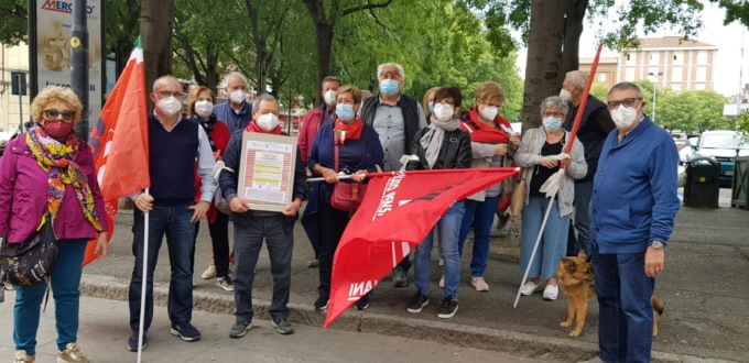 Alessandria: pensionati in piazza davanti alla Prefettura