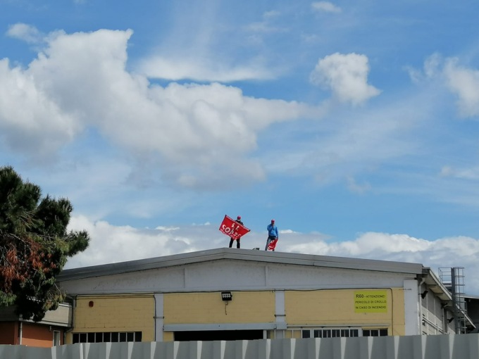 Pontecurone: presidio davanti alla Miliardo Yida, lavoratori sul tetto