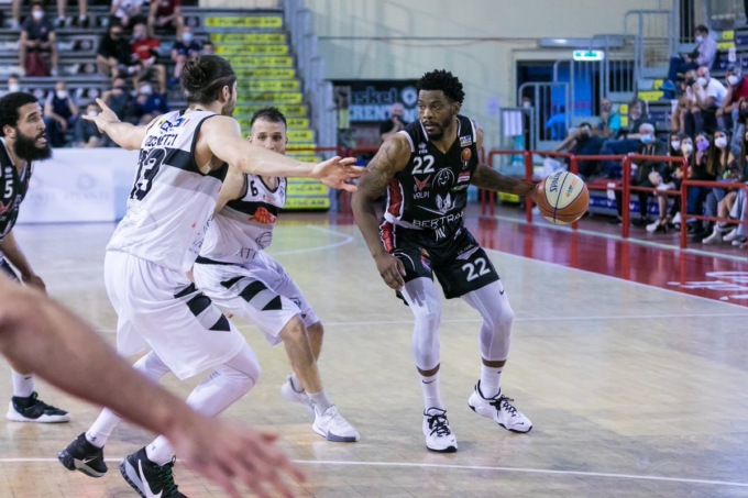Derthona Basket, match thrilling con vittoria contro Eurobasket, sarà finale con Torino