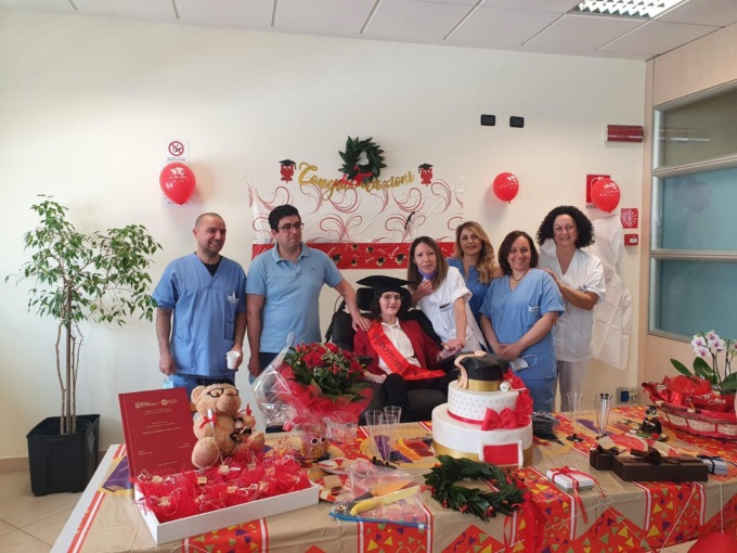 Affetta da una rara distrofia muscolare, tetraparesi e afasia, Alessia si laurea in Lingue dal letto d’ospedale