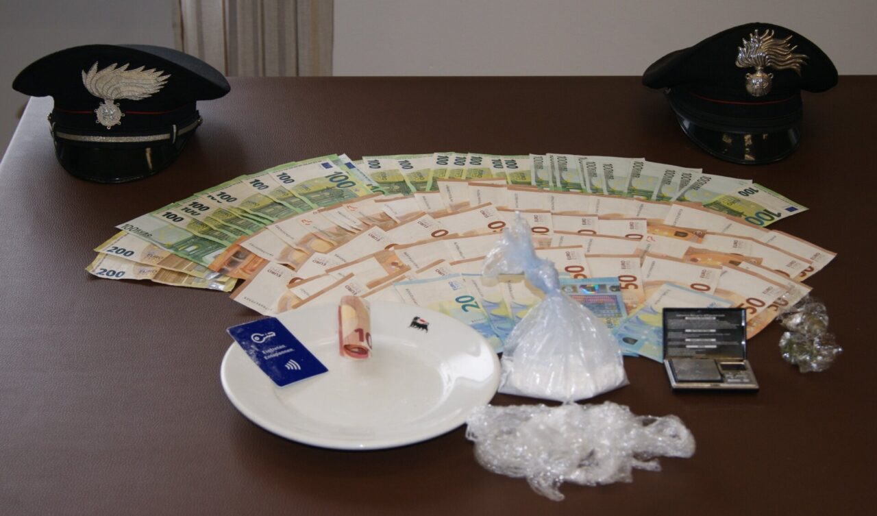 Nascondeva 52 grammi di cocaina in una pentola, arrestato spacciatore a Gavi