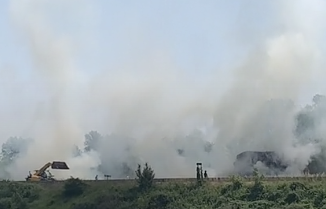 A fuoco camion che trasporta fieno: chiusa tangenziale tra Alessandria e Acqui