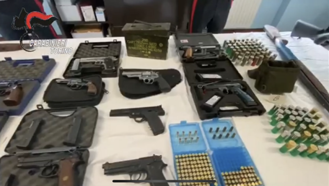 Torino, scoperto arsenale di armi: 6 fucili, 11 pistole e centinaia di munizioni
