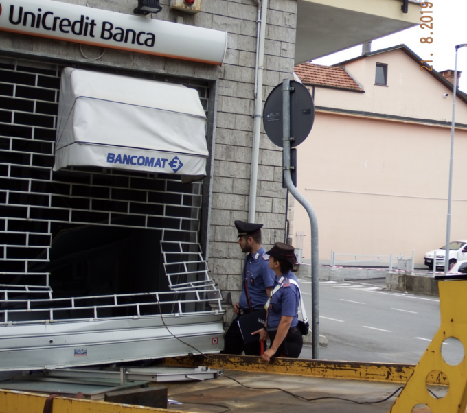 Torino: assalto a sportello bancomat con carro attrezzi, arresti dei carabinieri