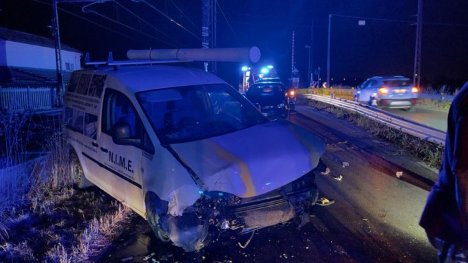 Cantalupo, auto fuori strada al passaggio a livello, guidatore in codice rosso