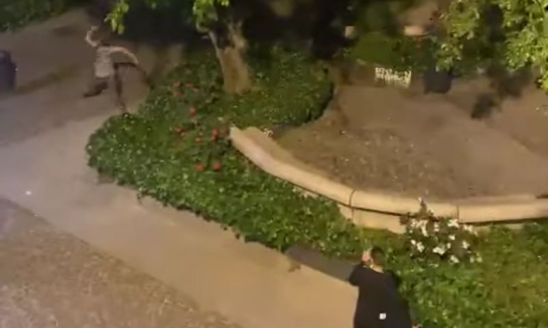 Scaglia con forza bottiglie di vetro contro il rivale: il video della resa dei conti in piazza Marconi