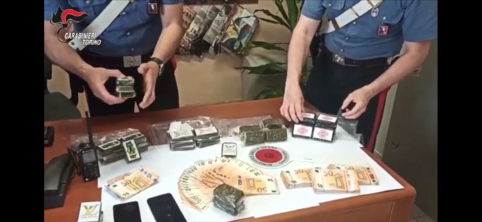 Torino: arrestati due corrieri e sequestrati oltre 4 Kg di stupefacente