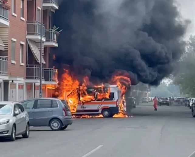 Alessandria: a fuoco un’ambulanza in via La Malfa, nessun ferito