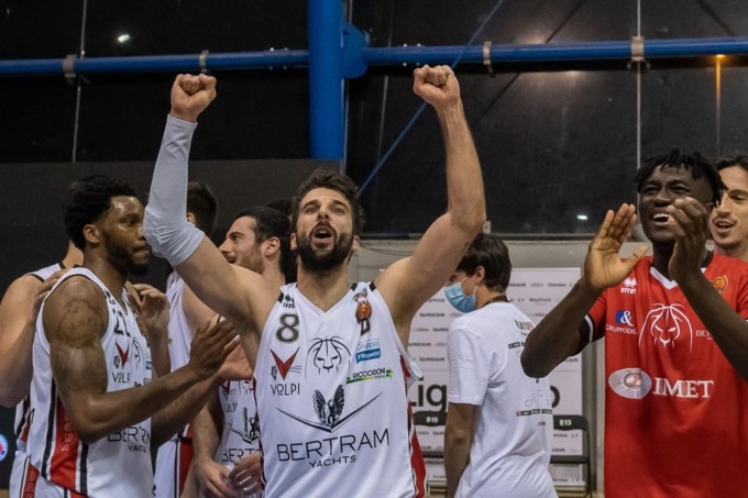 Derthona vince Gara 1 contro l’Eurobasket Roma con un ribaltone all’ultimo minuto