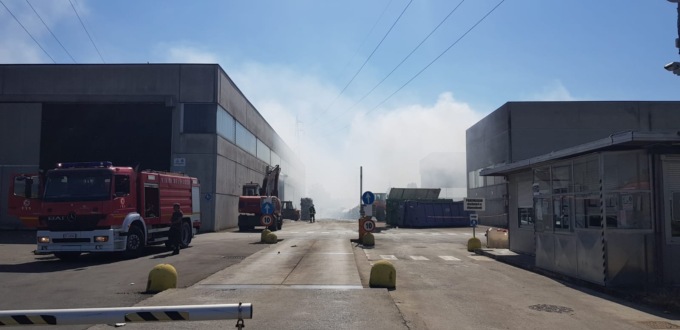 Incendio alla piattaforma Srt tra Tortona e Castelnuovo Scrivia: a fuoco gli ingombranti