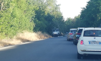 Acqui, furgone esce di strada e si schianta contro un albero: conducente illeso