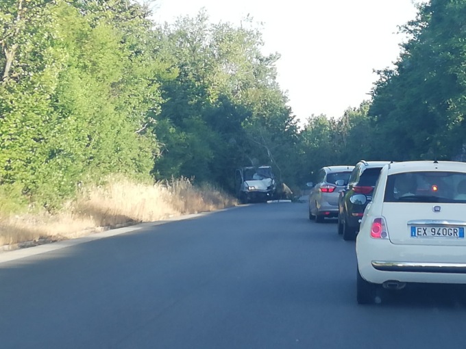 Acqui, furgone esce di strada e si schianta contro un albero: conducente illeso
