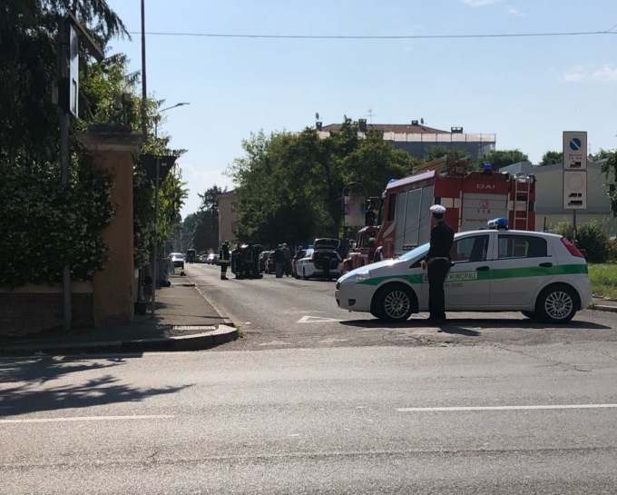 Novi Ligure: si ribalta automobile in via Carducci, nessun ferito