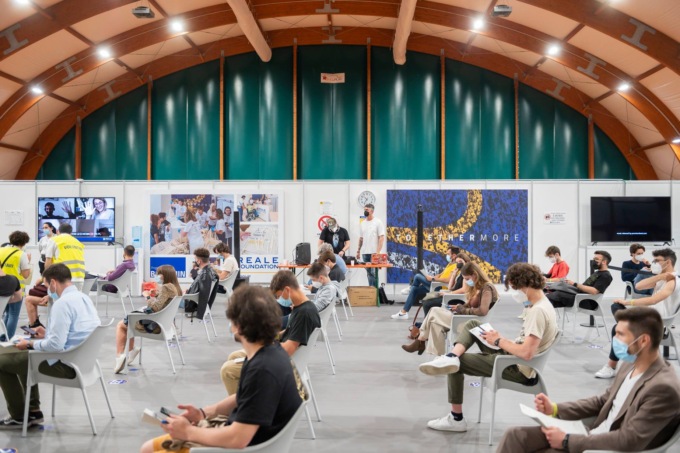 Open night a Torino: mille i giovani vaccinati a suon di musica