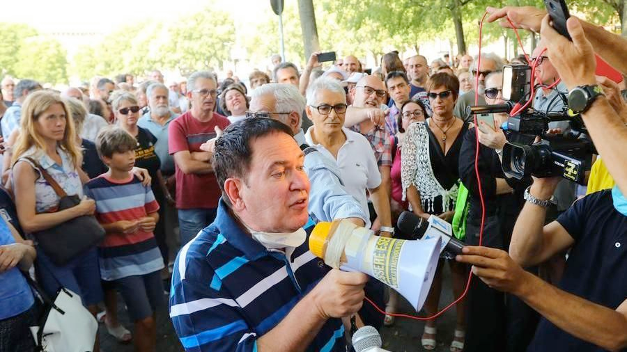 Primario malattie infettive partecipa alla manifestazione No Green Pass ad Alessandria