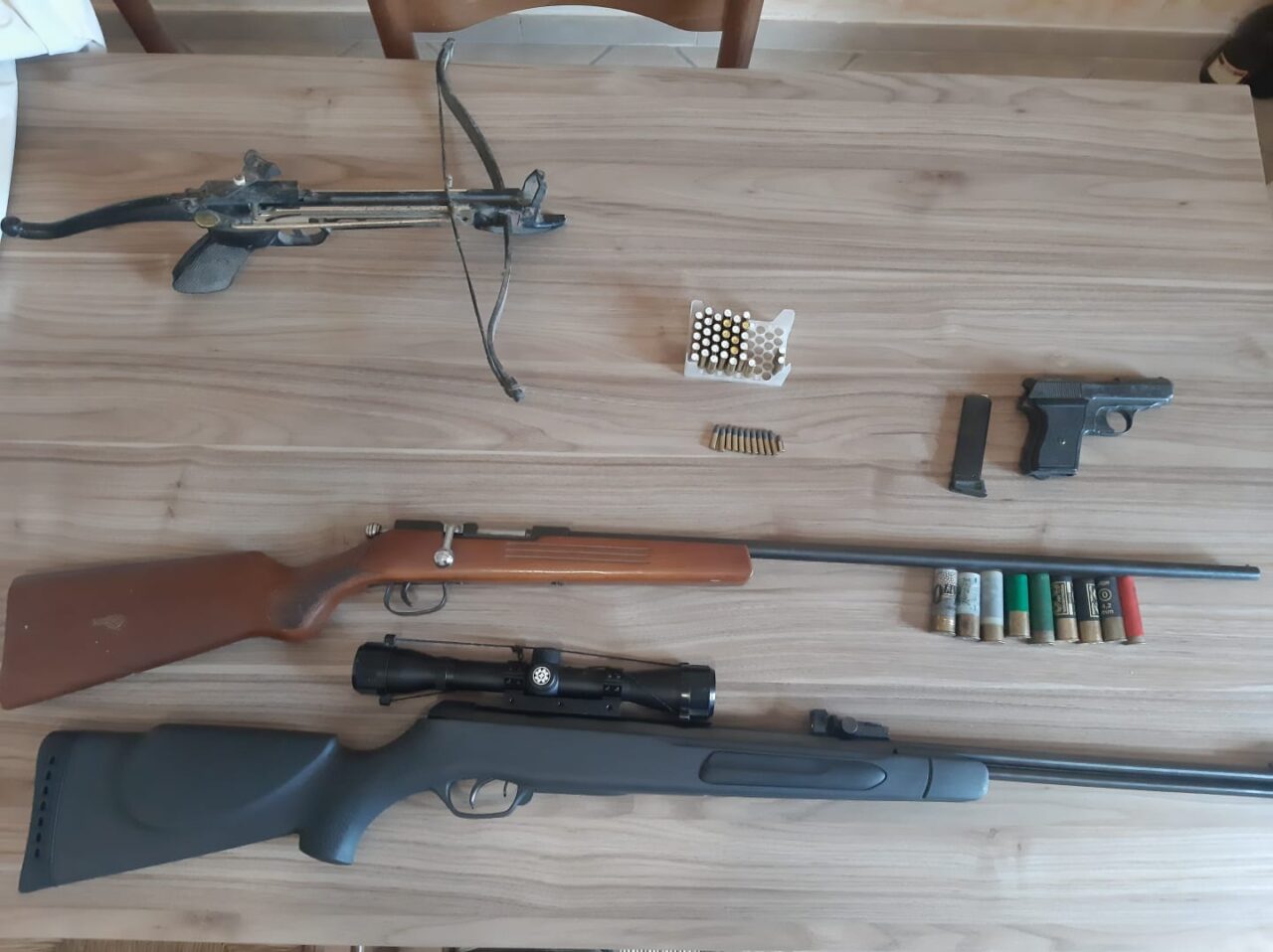 In casa aveva un armamentario illegale e 85 grammi di hashish, denunciato 64enne