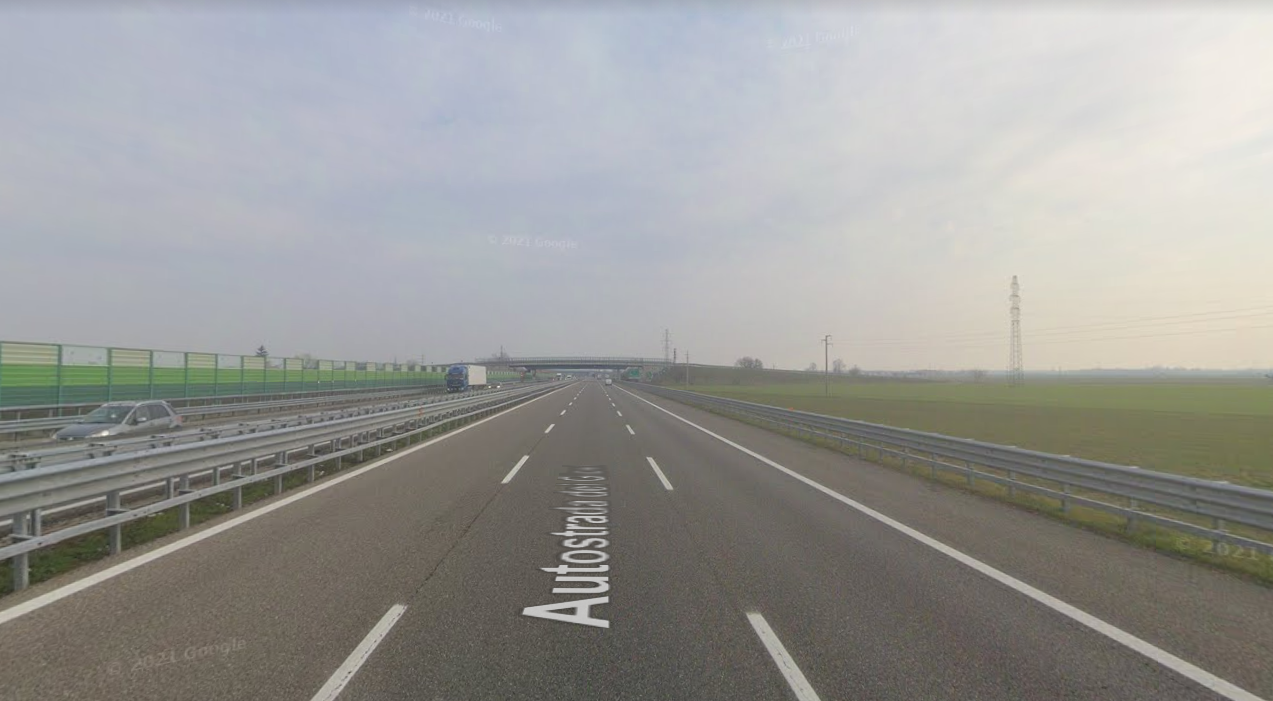 Incidente sull’A7, furgone si ribalta e perde bagagli sulla carreggiata
