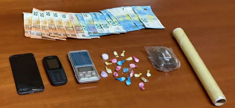 Tortona, spacciatore fermato ad un distributore di benzina con 21 dosi di cocaina