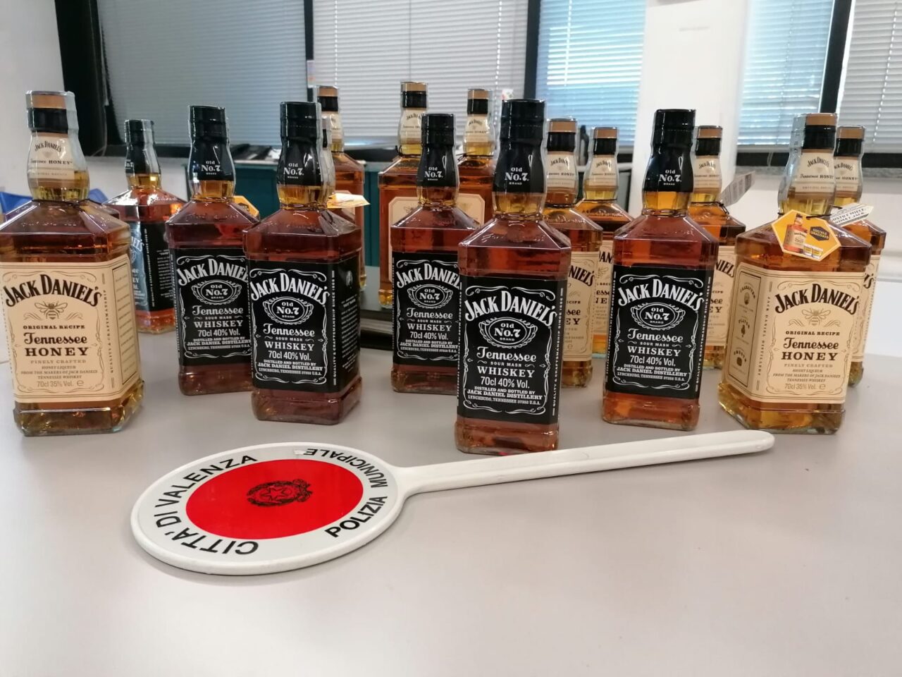 Ladri di whiskey a Valenza, avevano rubato in tutto 18 bottiglie di marca