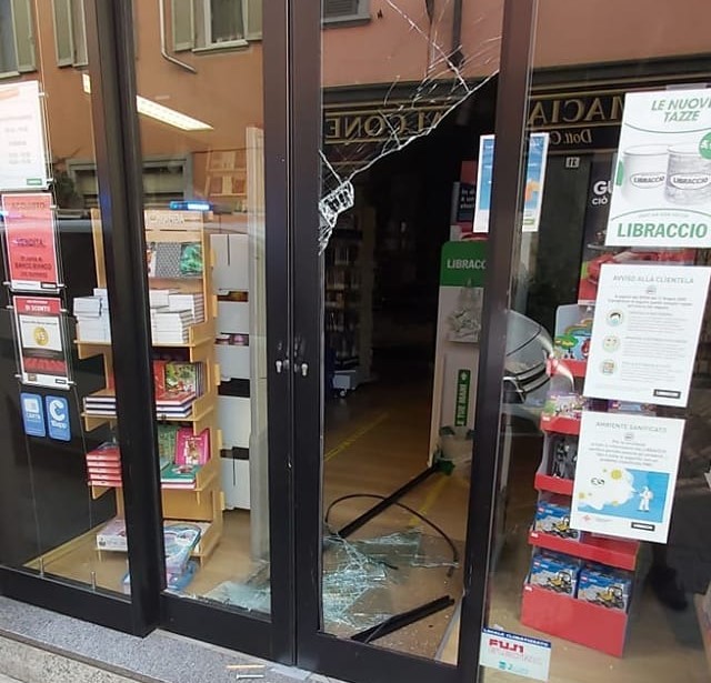 Tre spaccate nella notte ad Alessandria: oltre al Libraccio colpiti anche un ristorante e un bar