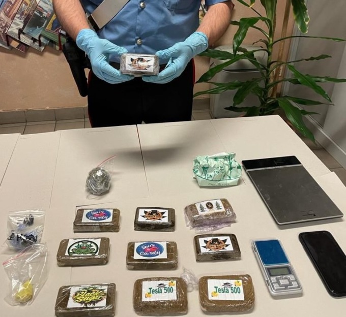 Torino: trasformano box auto in centrale di spaccio, un arresto e due denunce