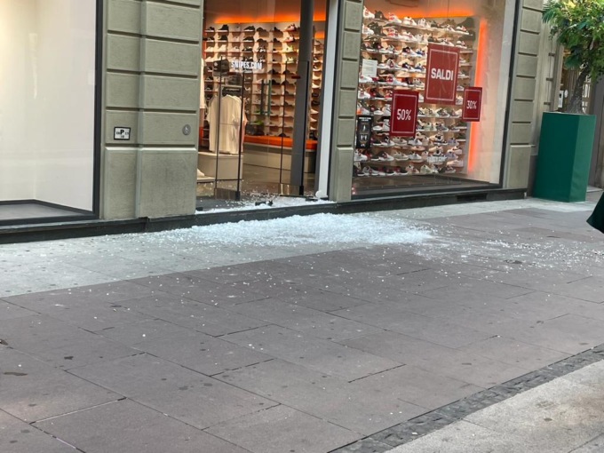 Spaccata nella notte in corso Roma: un arresto