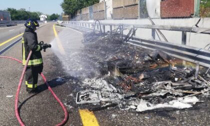 Le foto del camper a fuoco sulla A21 tra Felizzano e Asti Est