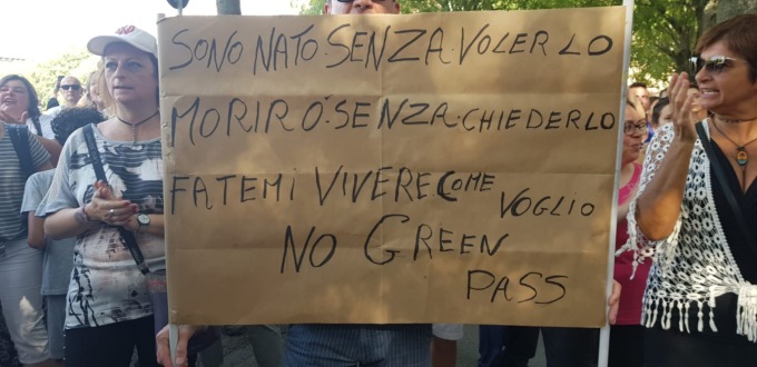 Alessandria, manifestazione no Green pass in piazza Libertà